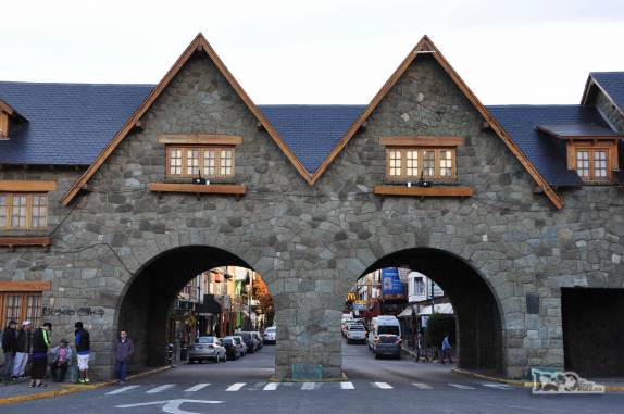 Portal para entrar na praça central de Bariloche, na Argentina